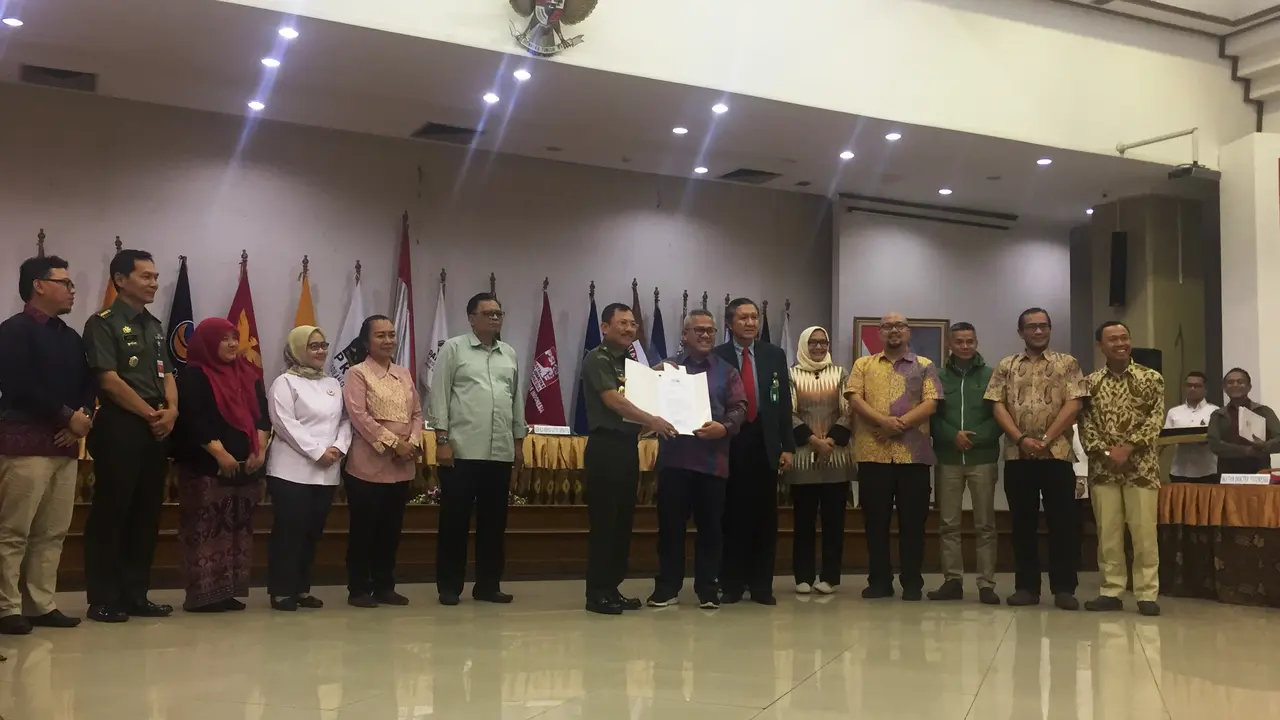 KPU menerima hasil tes kesehatan bakal calon presiden dan bakal calon presiden dari PB IDI dan RSPAD Gatot Subroto.