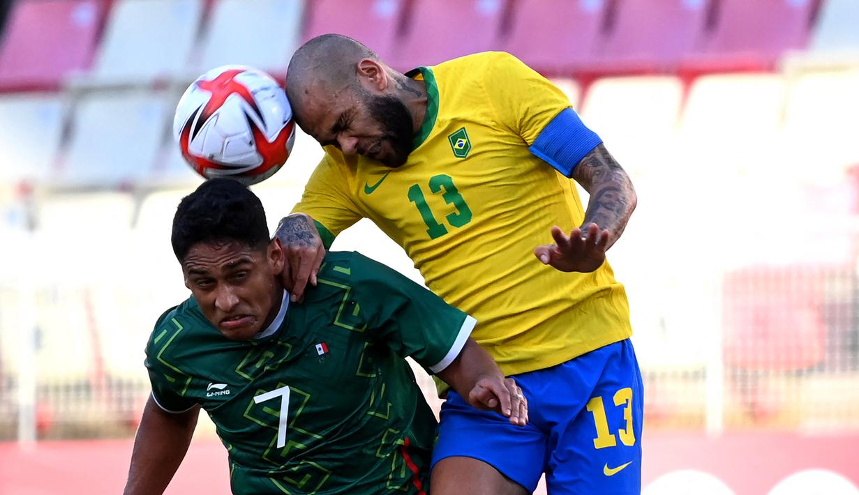 Piala Dunia 2022 akan segera bergulir pada 20 November 2022. Pentas sepak bola terbesar di dunia ini tak hanya menyuguhkan persaingan dari para bintang saja, melainkan juga dari beberapa pemain senior andalan negaranya. Berikut deretan pemain dengan koleksi caps terbanyak dari masing-masing tim di Grup G Piala Dunia 2022. (AFP/Martin Bernetti)