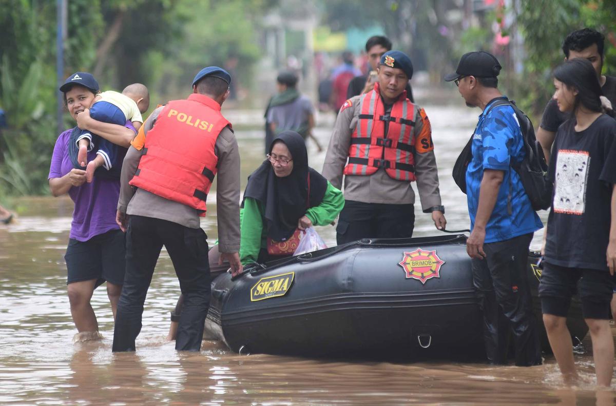 FOTO: Tanggul Jebol, 2.000 Warga Villa Pamulang Terdampak Banjir