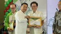 Ketua Umum HKTI, Moeldoko menyerahkan penghargaan kepada Direktur Sido Muncul, Irwan Hidayat sebagai pengusaha yang fokus pada penyerapan rempah-rempah menjadi produk jamu.