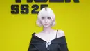 Hadiri event yang sama, Momo Twice tampil dengan dress hitam model off shoulder siluet blazer. Ditambah dengan aksesori bross silver berpermata hitam. Rambut pendek dibuat wavy warna blonde. [@momo].