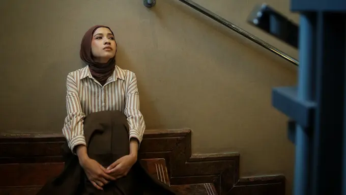 wanita februari merasa kesepian