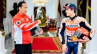 Presiden Joko Widodo atau Jokowi berbincang dengan Marc Marquez saat menyambut kedatangan para pembalap MotoGP di Istana Merdeka, Jakarta, Rabu (16/3/2022). (Biro Pers/Setpres)