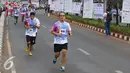 Seorang peserta saat mengikuti lomba lari bertema Run & Walk in Harmony di kawasan Senayan City, Jakarta, Minggu (27/09/2015). Sebanyak 3500 peserta mengikuti dan berpartipasi dalam Run & Walk in harmony sejauh 5 km. (Liputan6.com/Herman Zakharia)