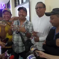 Para personel grup Srimulat turut prihatin dengan nasib Tessy. Mereka memberikan dukungan di persidangan Tessy.