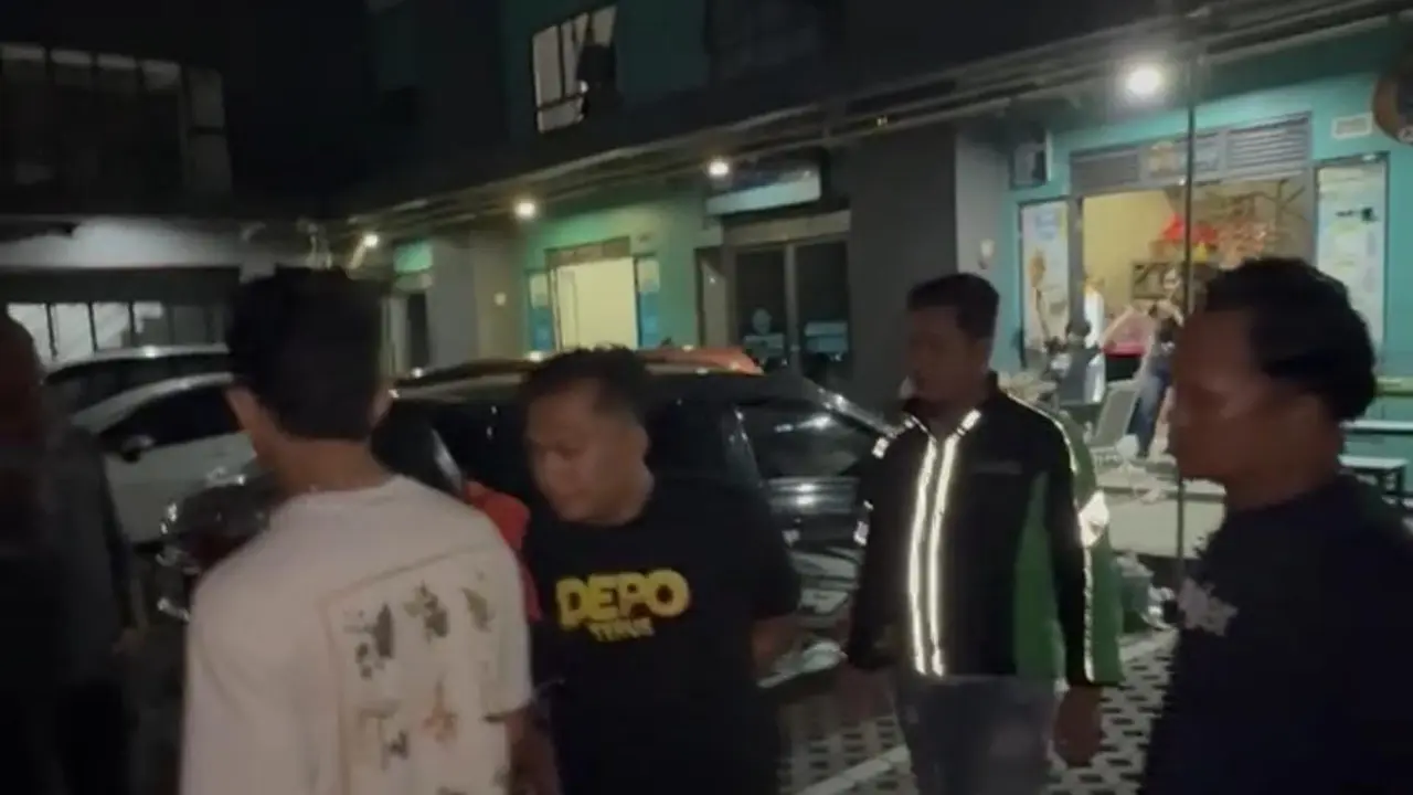 Polisi mengamankan pelaku pengeroyokan pria di Kalimalang. (Dok. Istimewa)