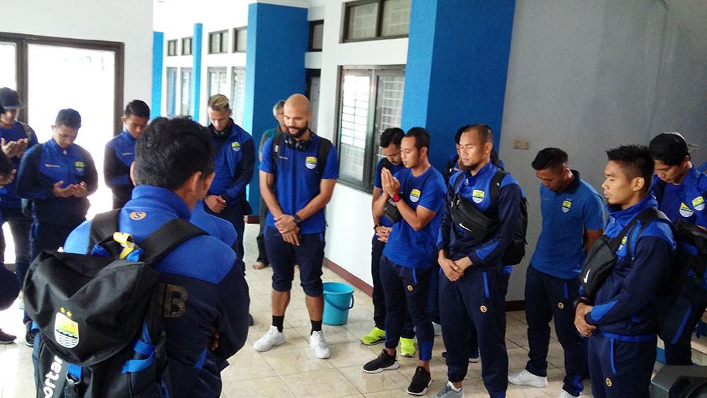 Skuat Persib sebelum bertolak ke Bali, Senin (29/5/2017). (Bola.com/Erwin Snaz)