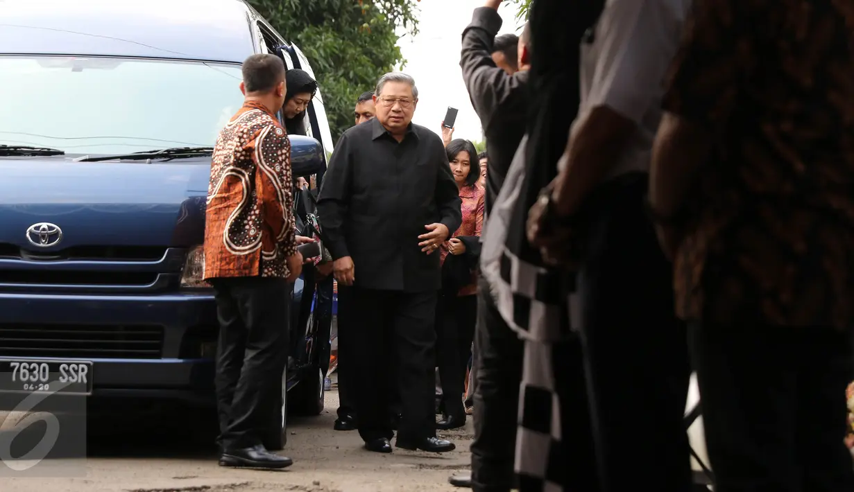 Presiden RI ke 6, Susilo Bambang Yudhoyono beserta keluarga saat tiba di rumah duka Mike Mohede di kawasan Tangerang Selatan, Banten, Senin (01/08). SBY belasungkawa atas meninggalnya Mike Mohede.(Liputan6.com/ Herman Zakharia) 