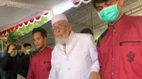 Abu Bakar Ba'asyir pendiri Ponpes Al Mukmin Ngruki menghadiri upacara peringatan HUT Ke-77 Kemerdekaan RI yang digelar di Ponpes Al Mukmin Ngruki. (Liputan6.com/ Ist)