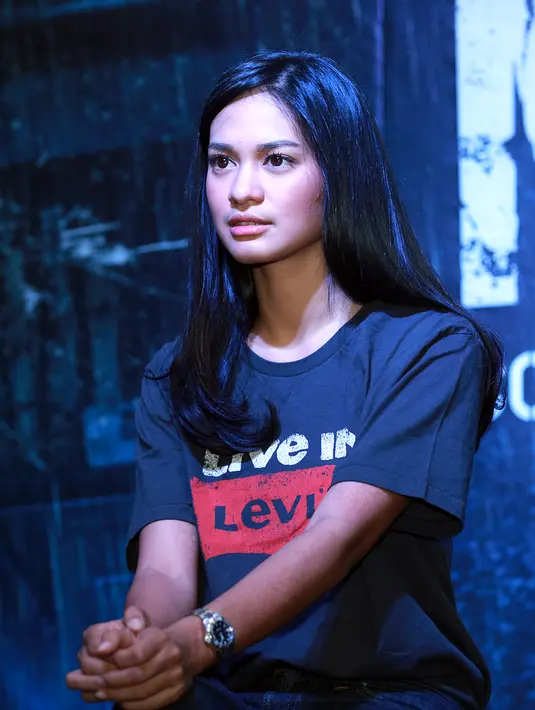 Hana Prinantina berperan sebagai seorang wanita berkerudung dan terkesan misterius dalam film pertamanya yang berjudul ‘Night Bus’. (Deki Prayoga/Bintang.com)