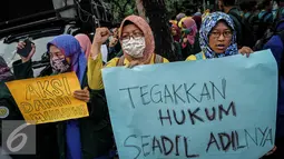 Sejumlah mahasiswi membawa poster saat melakukan aksi unjuk rasa di depan gedung Balaikota, Jakarta, Selasa (18/10). Mereka mengecam keras tindakan yang dilakukan Gubernur DKI Jakarta, Ahok terkait dugaan penistaan agama. (Liputan/Faizal Fanani)