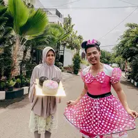 Artis yang juga dokter Nycta Gina tepat pada 3 November 2019 usianya genap 35 tahun. Tepat dihari lahirnya tersebut, sang suami rela berdandan dengan Minnie Mouse. (Instagram/missnyctagina)