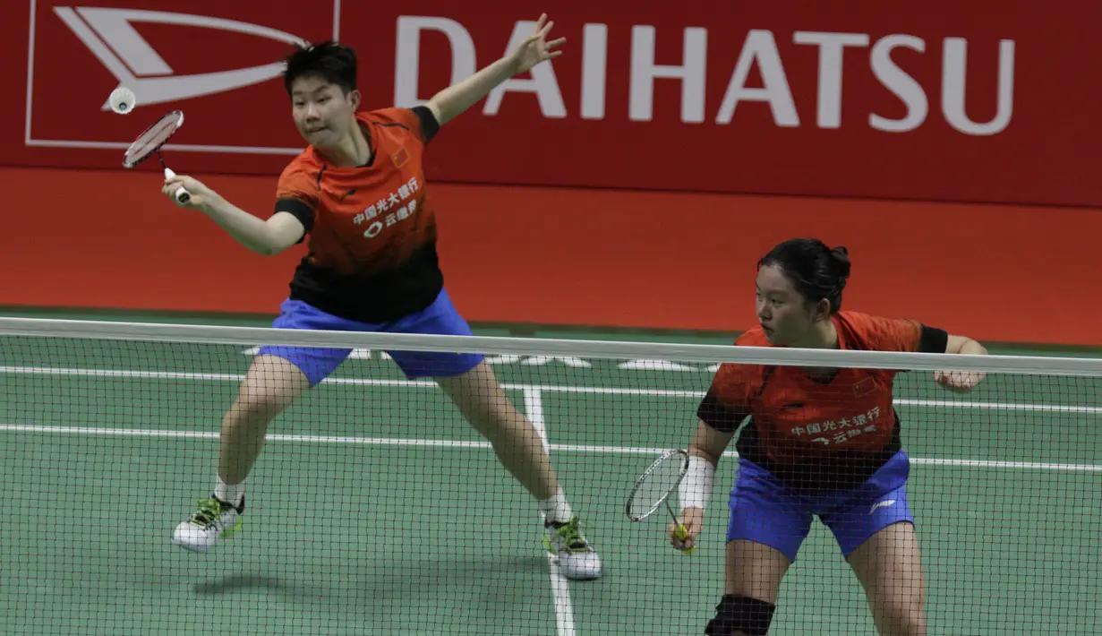 Ganda Putri China, Liu Xuan Xuan/Xia Yu Ting, saat melawan wakil Indonesia, Greysia Polii/Apriyani Rahayu, pada laga Indonesia Masters di Istora, Jakarta, Rabu (15/1/2020). Greysia/Apriyani menang 22-24, 21-17, dan 21-15. (Bola.com/M Iqbal Ichsan)
