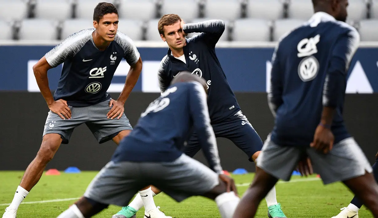 Pemain Prancis, Antoine Griezmann dan Raphael Varane saat melakukan sesi latihan jelang laga UEFA Nations League di Munich, Jerman, Rabu (5/9/2018). Prancis akan berhadapan dengan Jerman. (AFP/Franck Fife)