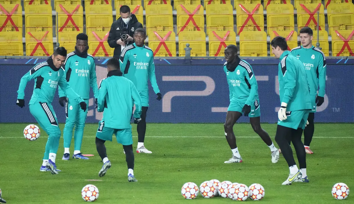 Para pemain Real Madrid menghadiri sesi latihan pada malam Liga Champions di Tiraspol, Selasa (23/11/2021). Real Madrid bakal melawat ke markas FC Sheriff pada laga kelima grup D Liga Champions 2021/22, Kamis dini hari WIB. (AP Photo/Sergei Grits)
