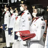 Tim Paskibra bertugas dalam upacara peringatan Sumpah Pemuda di Museum Sumpah Pemuda, Jakarta, Rabu (28/10/2020). Upacara peringatan 92 tahun Sumpah Pemuda yang mengangkat tema Sumpah Pemuda Bersatu dan Bangkit tersebut diadakan secara terbatas. (merdeka.com/Iqbal S Nugroho)