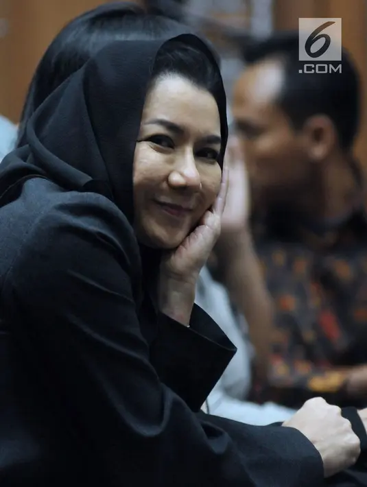 Rita Widyasari saat menyaksikan sidang lanjutan terdakwa suap pemberian izin lokasi perkebunan di Kutai Kartanegara, Hery Sutanto Gun di Pengadilan Tipikor, Jakarta, Selasa (27/3). Sidang mendengar keterangan saksi. (Liputan6.com/Helmi Fithriansyah)
