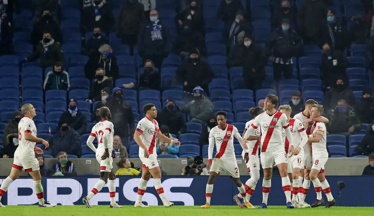 Pemain Southampton merayakan gol yang dicetak Jannik Vestergaard ke gawang Brighton pada laga lanjutan Liga Inggris di Falmer Stadium, Selasa (8/12/2020) dini hari WIB. Southampton menang 2-1 atas Brighton. (AFP/Gareth Fuller/pool)