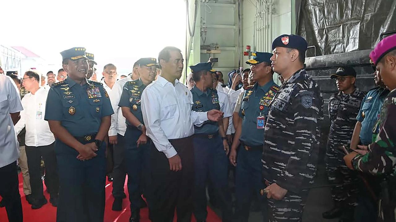 FOTO: Mentan dan Kasal Lepas Bantuan Banjir Tahap III ke Aceh Sumut dan Sumbar