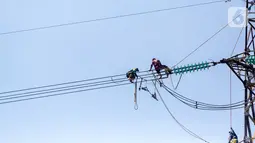 Pekerja memperbaiki kabel listrik Pembangkit Listrik Tenaga Uap (PLTU) Banten 3 Lontar, di Kabupaten Tangerang, Rabu (29/4/2020). PLN (Persero) memutuskan untuk menunda sejumlah proyek listrik meski berpotensi mengganggu jalannya program 35.000 MW. (Liputan6.com/Fery Pradolo)