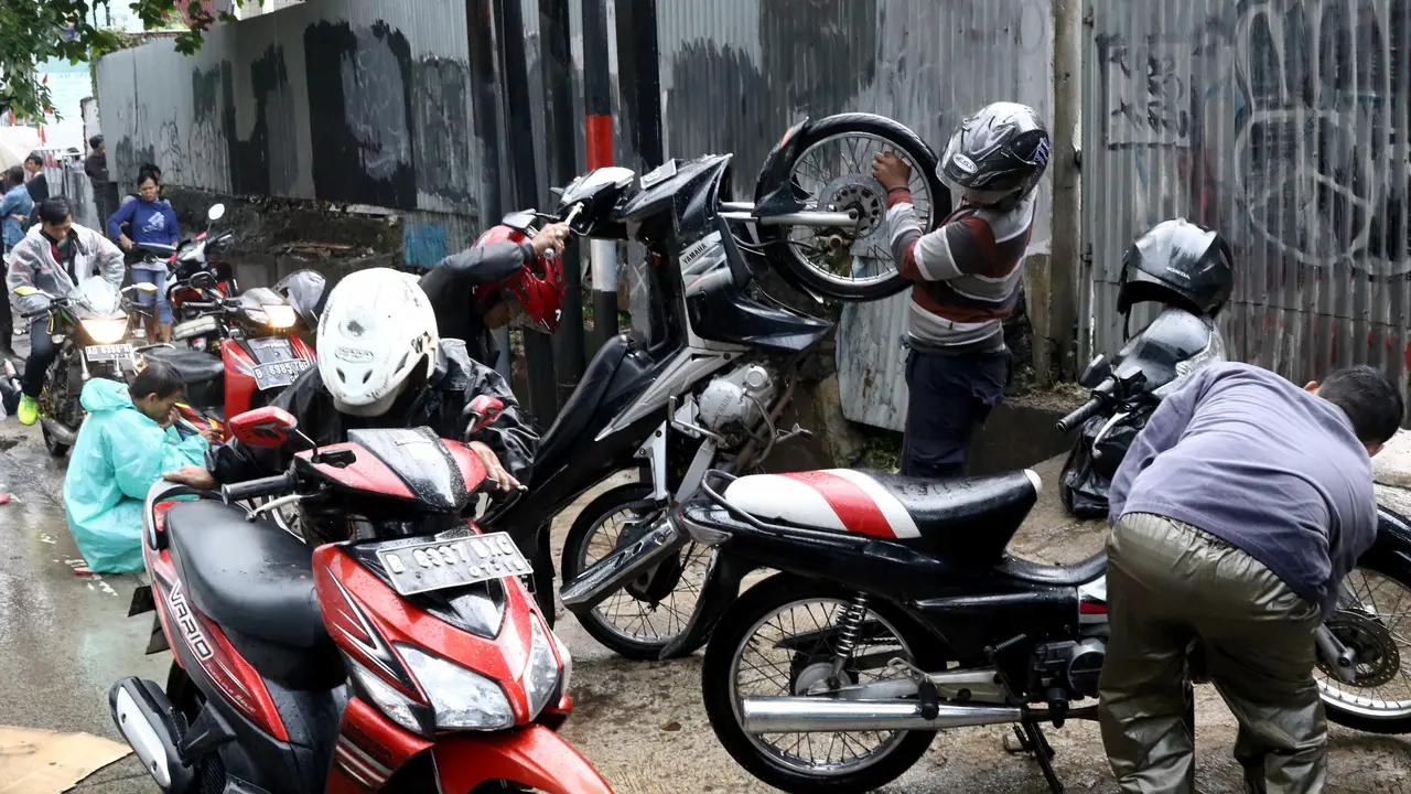 20160827 Hujan Deras, Kawasan Depan Jalan Gandaria City Berubah Jadi Kolam