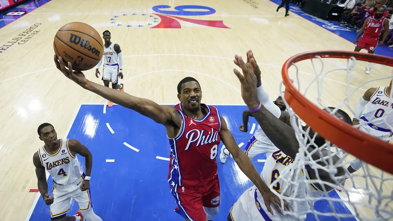 Pemain Sixers De'Anthony Melton memasukkan bola ke ring saat melawan Lakers di lanjutan NBA 2022/2023