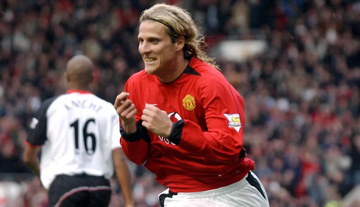 Diego Forlan yang telah pensiun pada Agustus 2019 bersama klub Hong Kong, Kitchee FC menempati posisi kelima sebagai pemain Uruguay tertajam di Premier League. Dua setengah musim membela Manchester United di Premier League yang menjadi awal petualangannya di Eropa, ia hanya mampu mencetak 10 gol dan 7 assist dari 62 laga. (AFP/Paul Barker)