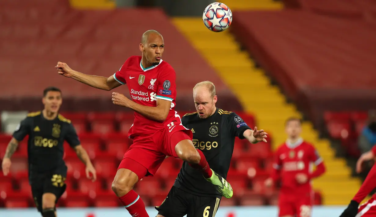 Gelandang Liverpool, Fabinho (kiri), memenangi duel udara dengan gelandang Ajax Amsterdam, Davy Klaassen, dalam laga lanjutan Liga Champions 2020/21 Grup D di Anfield Stadium, Liverpool, Selasa (1/12/2020) waktu setempat. Liverpool menang 1-0 atas Ajax. (AFP/Peter Byrne/Pool)