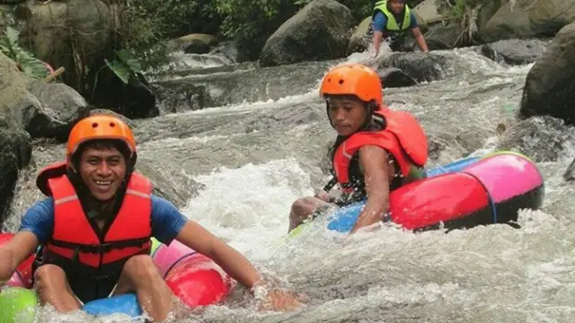 Menyuguhkan Serunya River Tubing