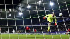 Kiper Manchester United,  David de Gea salah mengantisipasi bola yang berubah arah ke gawangnya  pada lanjutan Liga Champions di Stadion VfL Wolfsburg Arena, Rabu (9/12/2015) dini hari WIB. (AFP Photo/John Macdougall)