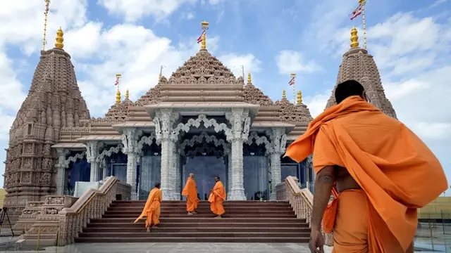 Penampaikan kuil Hindu BAPS Hindu Mandir di Uni Emirat Arab.
