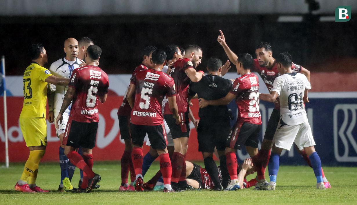 Pertandingan berlangsung dengan tempo cukup tinggi. Bali United dan PSIS Semarang saling adu serangan namun laga berlangsung dengan alot. Laga berlangsung cukup keras. Sejumlah peluang sempat tercipta, tapi sayangnya tak tercipta satu gol pun di laga ini. (Bola.com/Bagaskara Lazuardi)