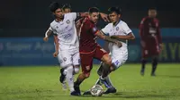 Duel sengit antara Borneo FC kontra Arema FC di Stadion Moch Soberoto, Magelang, Jumat (10/12/2021) malam. (Bola.com/Bagaskara Lazuardi)