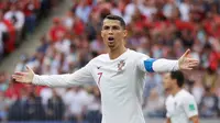 Cristiano Ronaldo saat bertanding melawan Maroko pada grup B Piala Dunia 2018 di Stadion Luzhniki di Moskow, Rusia, (20/6). Di Piala Dunia 2018, Ronaldo yang biasanya tampil selalu rapi dan klimis, kini ia tampil berjenggot. (AP Photo / Matthias Schrader)