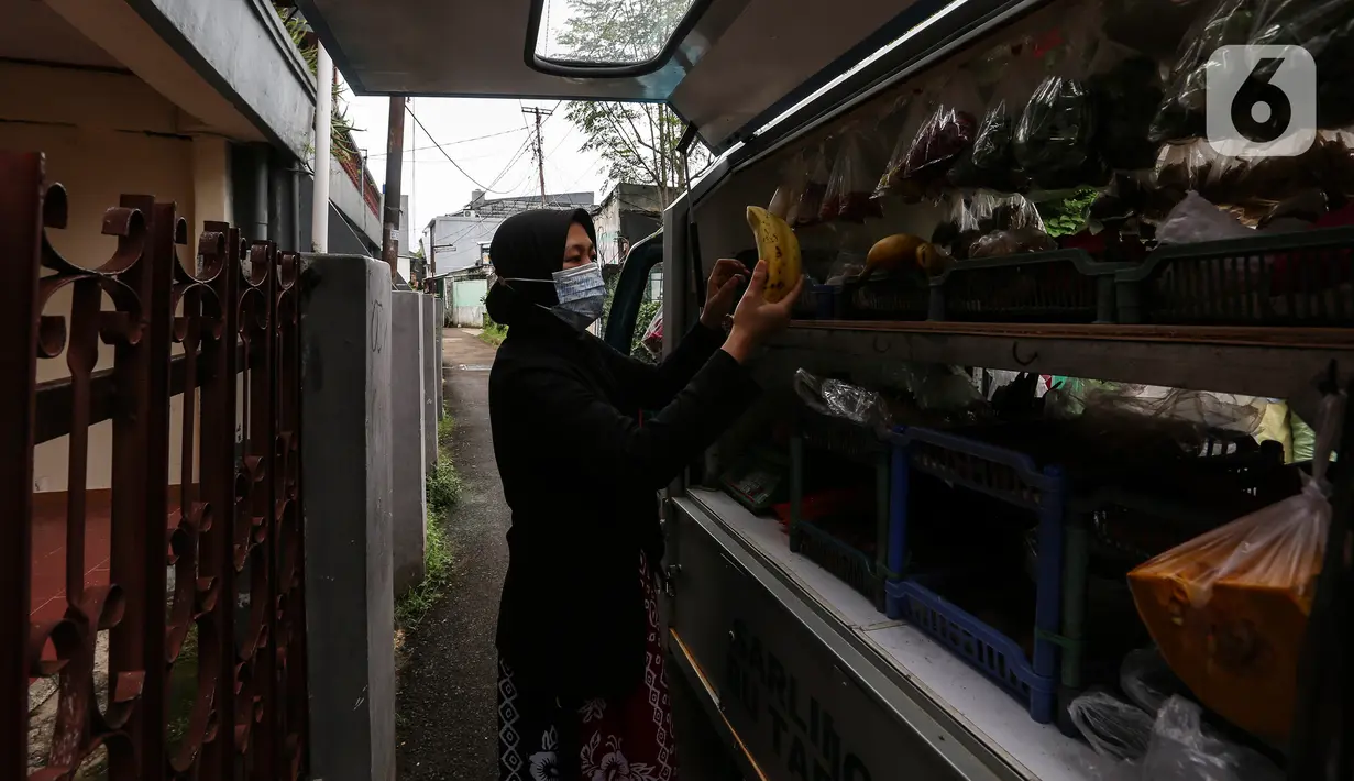Penjual sayuran menggunakan transportasi Gerobak Motor Listrik di Srengseng Sawah, Jakarta, Kamis (20/1/2022). PLN melalui Program Tanggung Jawab Sosial dan Lingkungan (TJSL) memberikan inovasi dalam upaya peningkatan produktivitas di sektor usaha mikro kecil (UMK). (Liputan6.com/Johan Tallo)