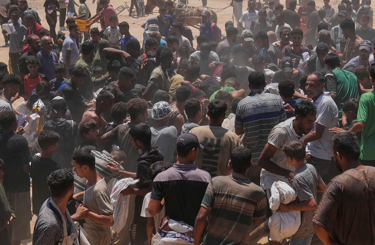 FOTO: Perjuangan Warga Gaza Berebut Bantuan dari Langit