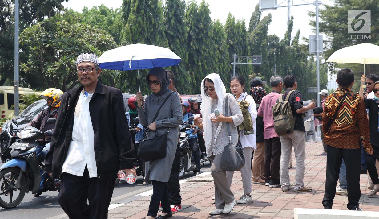 Warga mendatangi TMP Kalibata untuk melihat prosesi pemakaman Presiden RI ke-3 BJ Habibie, Jakarta, Kamis (12/9/2019). BJ Habibie wafat pada Rabu (11/9) di usia 83 tahun. (Liputan6.com/Helmi Fithriansyah)