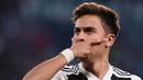 Striker Juventus, Paulo Dybala, merayakan gol yang dicetaknya ke gawang Young Boys pada laga Liga Champions di Stadion Juventus, Turin, Selasa (2/10/2018). Juventus menang 3-0 atas Young Boys. (AFP/Marco Bertorello)