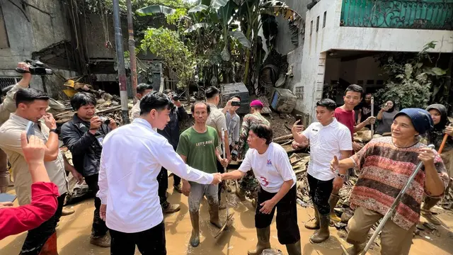 Wakil Presiden (Wapres) Gibran Rakabuming Raka meninjau tempat pengungsian korban bencana banjir yang berlokasi di Kantor Logistik dan Peralatan BNPB Kota Bekasi, Rabu (5/3/2025).