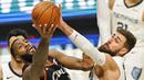 Pebasket Memphis Grizzlies, Jonas Valanciunas, berebut bola dengan pebasket Cleveland Cavaliers, Andre Drummond, pada laga NBA, Senin (11/1/2021). Grizzlies menang dengan skor 101-91. (AP/Tony Dejak)