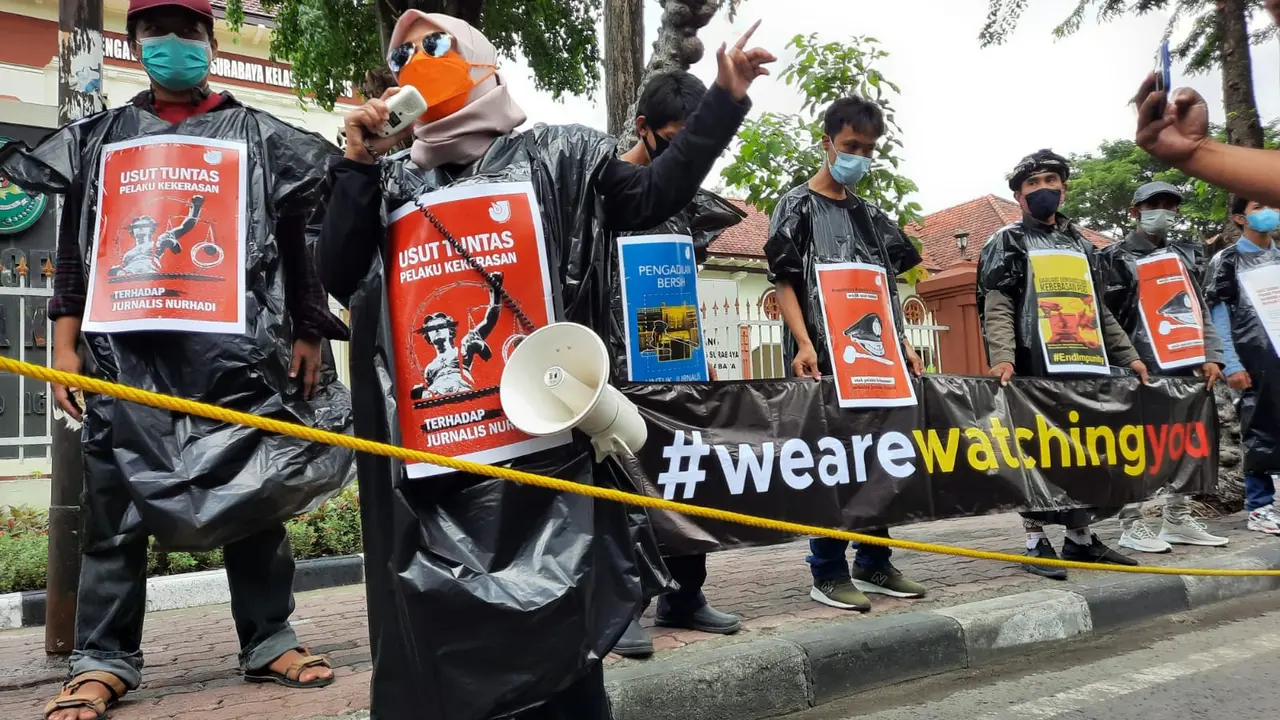 Ketua AJI Kota Jember Ira Rachmawati (berhijab) saat orasi di PN Surabaya menuntut vonis tegas  pelaku kekerasan terhadap Nurhadi. (istimewa)
