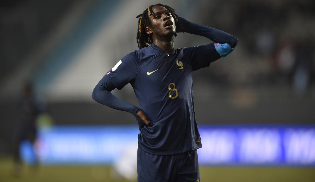 Reaksi kecewa gelandang Timnas Prancis U-20, Warren Bondo setelah berakhirnya laga terakhir Grup F Piala Dunia U-20 2023 menghadapi Honduras di Unico Diego Armando Maradona Stadium, La Plata, Argentina, Senin (29/5/2023) dini hari WIB. Meski menang 3-1, Prancis gagal maju ke babak 16 besar. (AP Photo/Gustavo Garello)