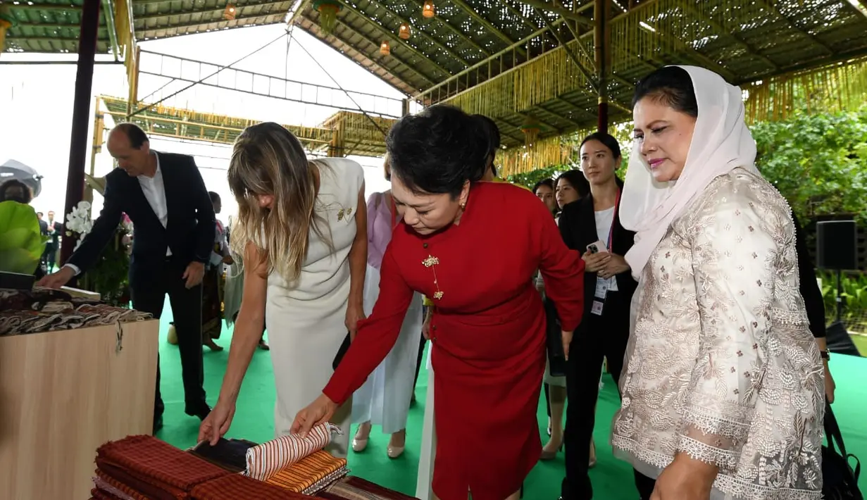 <p>Ibu Iriana Joko Widodo (kanan) saat mengajak pendamping Presiden Republik Rakyat Tiongkok Peng Liyuan dan pendamping Presiden Spanyol Madam Maria Begona Gomez Fernandez melihat pameran produk anyaman dan sejumlah produk UMKM dari berbagai daerah di Indonesia sebagai bagian dari rangkaian kegiatan Konferensi Tingkat Tinggi (KTT) G20 di Sofitel Bali Nusa Dua Beach Resort, pada Selasa, 15 November 2022. (Foto: Lukas - Biro Pers Sekretariat Presiden)</p>
