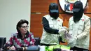 Petugas KPK menunjukan barang bukti uang tersangka Wali Kota Tegal Siti Masitha terkait dugaan suap pengelolaan dana jasa kesehatan di RSUD Kardinah dan pengadaan barang jasa di Gedung KPK, Jakarta, Kamis (30/8). (Liputan6.com/Helmi Afandi)