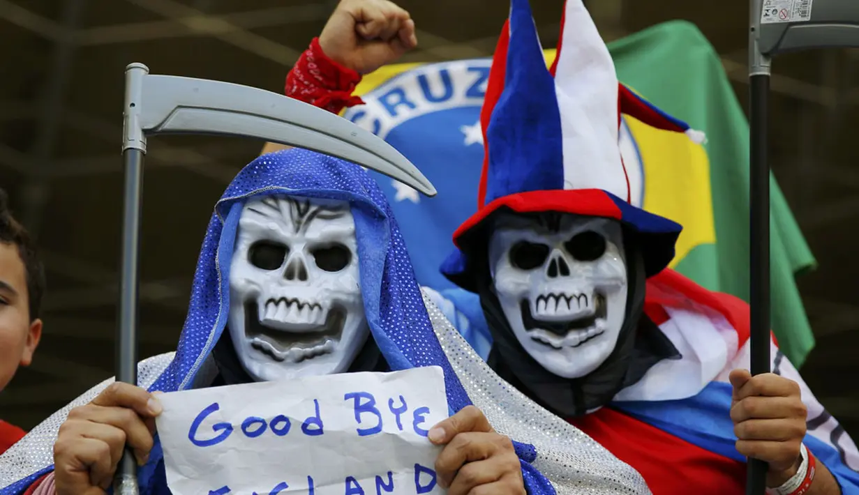 Suporter Kosta Rika membentangkan tulisan bernada satire buat Timnas Inggris saat menyaksikan laga penutup penyisihan Piala Dunia 2014 Grup D di Stadion Mineirao, Belo Horizonte, Brasil, (24/6/2014). (REUTERS/Laszlo Balogh)