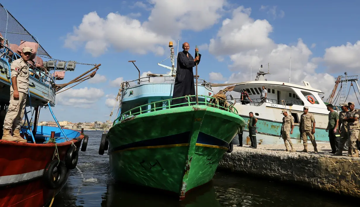 Keluarga korban gelisah ketika menunggu di pantai Laut Mediterania, Al-Beheira, Mesir, Kamis (22/9). Pihak militer Mesir mengatakan sejauh ini ada 163 orang korban selamat. (REUTERS/Mohamed Abd El Ghany)