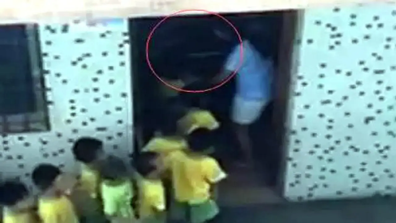 Guru TK pukul murid-muridnya.