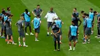Pelatih Liverpool, Jurgen Klopp (tengah) saat menginstruksikan sejumlah pemainnya pada latihan di St. Jakob -Park , Basel , Swiss, (17/5). Liverpool melakukan latihan jelang partai Europa League melawasan Sevilla. (Reuters / Arnd Wiegmann)