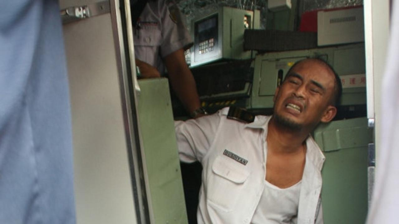 Proses evakuasi masinis terjepit kabin akibat tabrakan KRL di Juanda