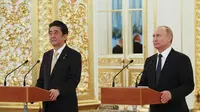 PM Jepang Shinzo Abe dan Presiden Rusia Vladimir Putin bertemu pada hari Sabtu, 26 Mei 2018  (Grigory Dukor/Pool Photo via AP)